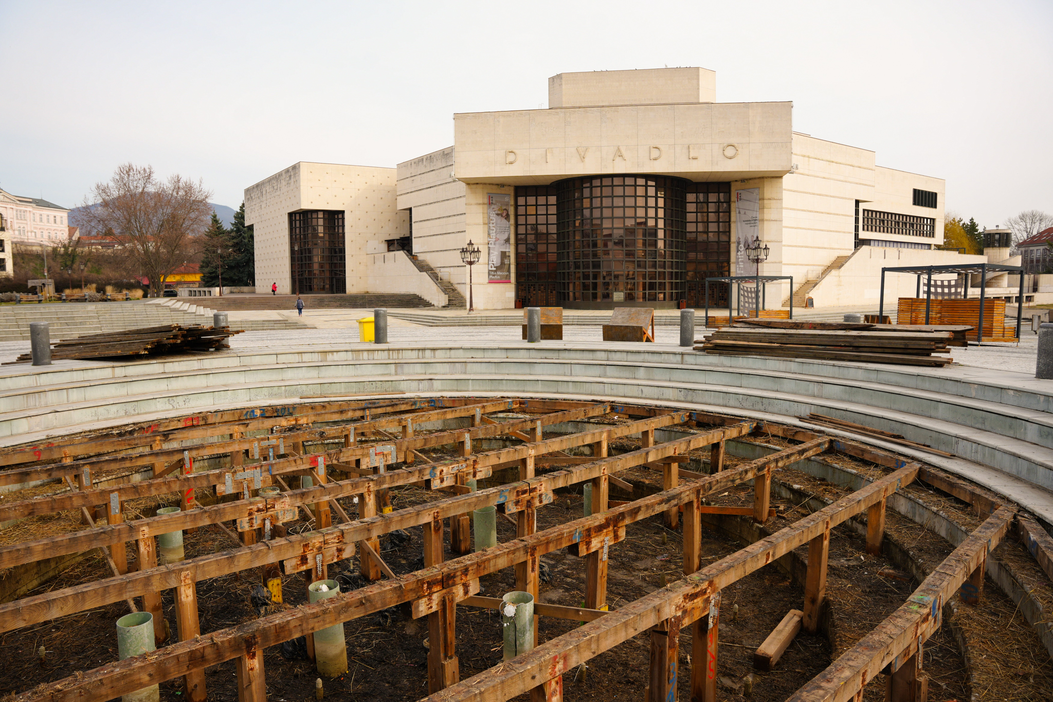 začiatok prác na fontáne pred DAB