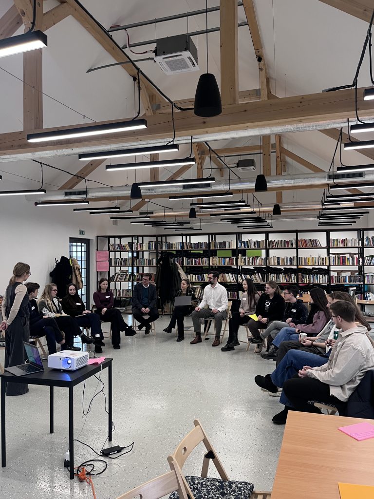 ľudia sedia a diskutujú