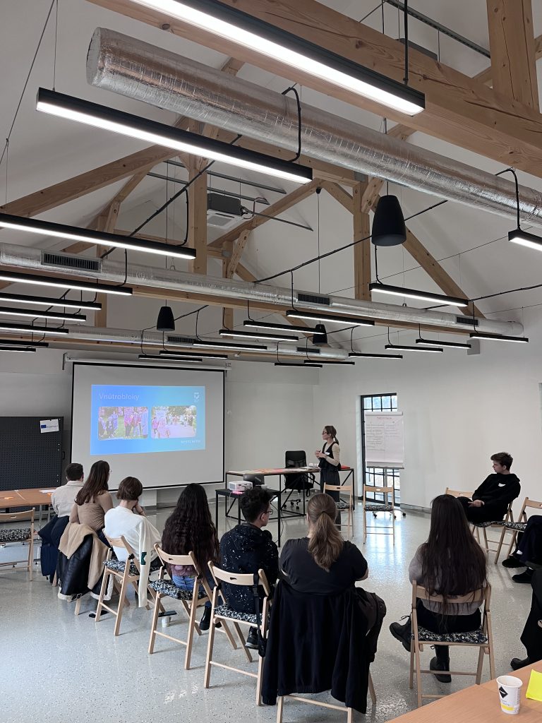 mladí ľudia a prednášajúca