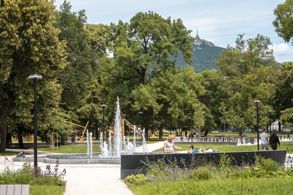 pohľad na striekajúcu fontánu v Starom parku