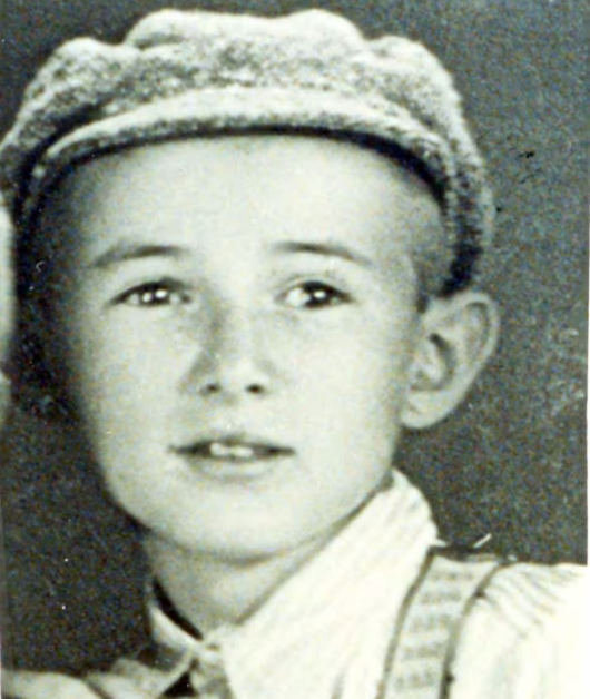 chlapec v čiapke na historickej fotografii