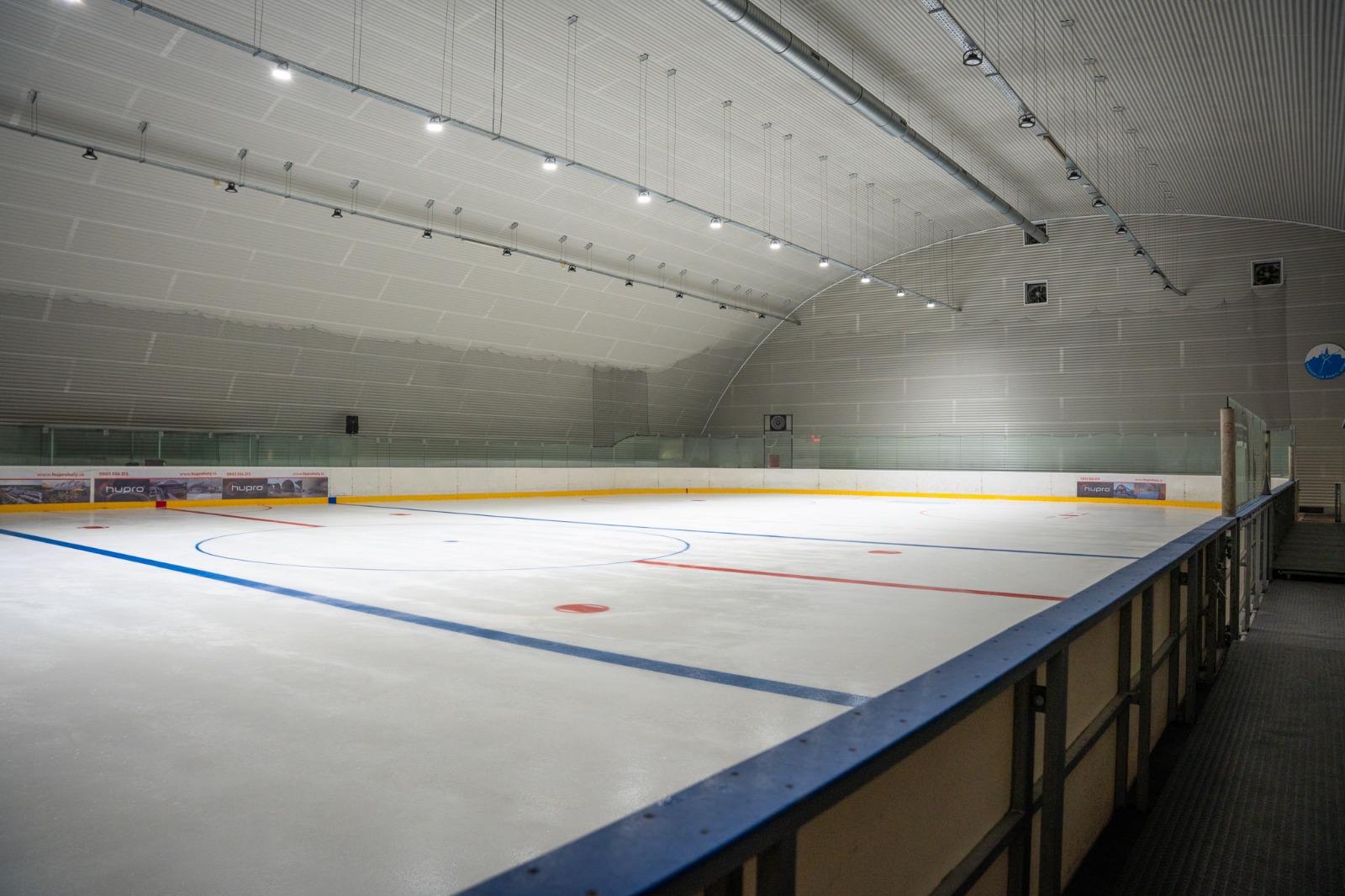 prázdna ľadová plocha v hale na Klokočine