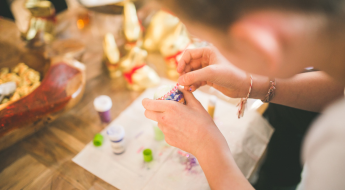 dieťa vyrába veľkonočné vajíčko