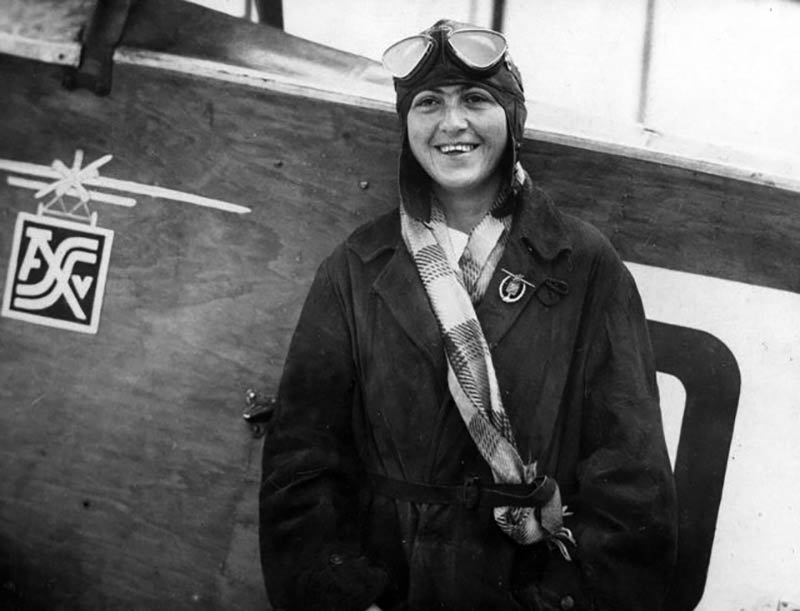 prvá letkyňa pred lietadlom