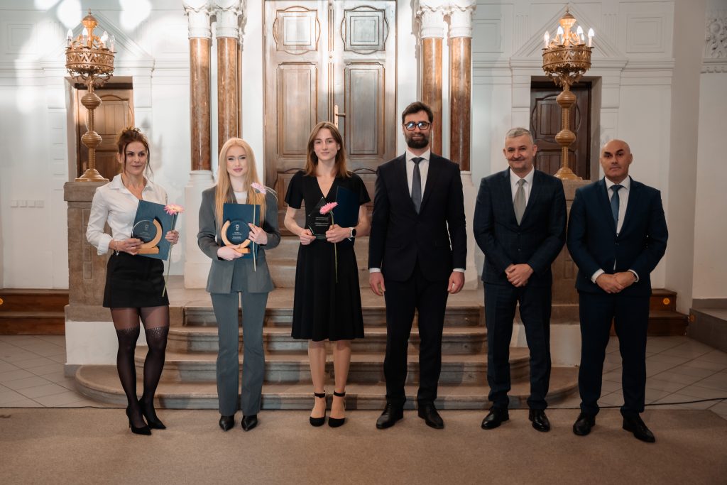 3 ženy a 3 muži na oceňovaní