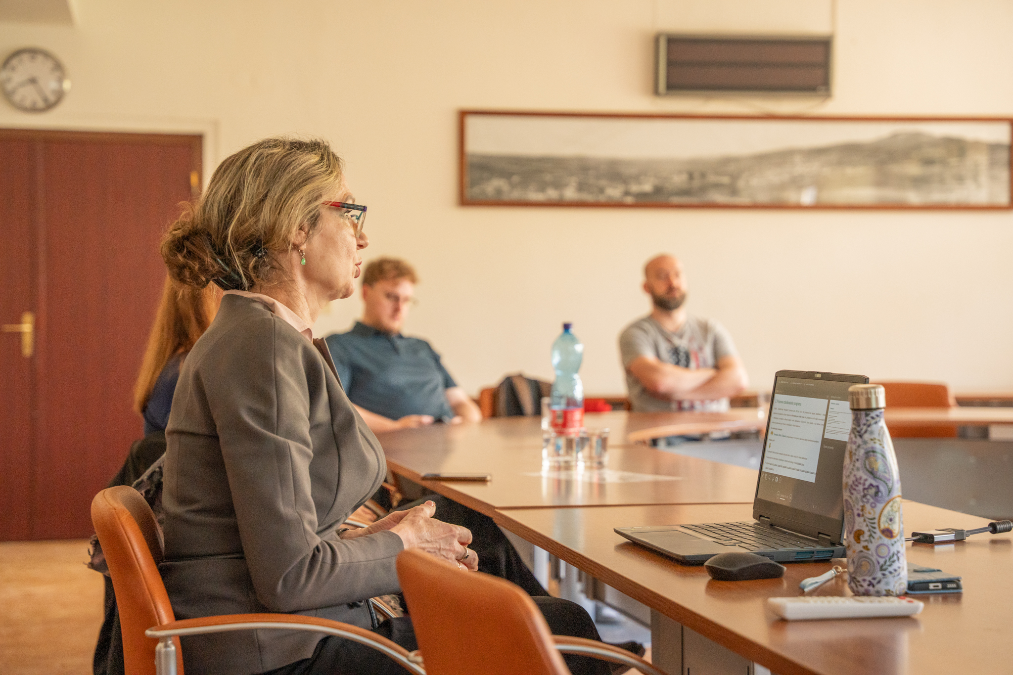 žena a dvaja muži na prezentácii projektu waste wise
