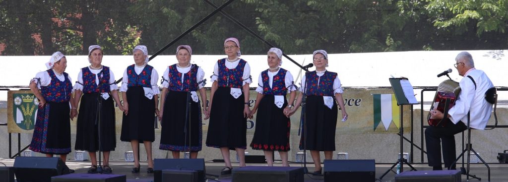 7 senioriek a 1 senior vo folklórnom oblečení na pódiu