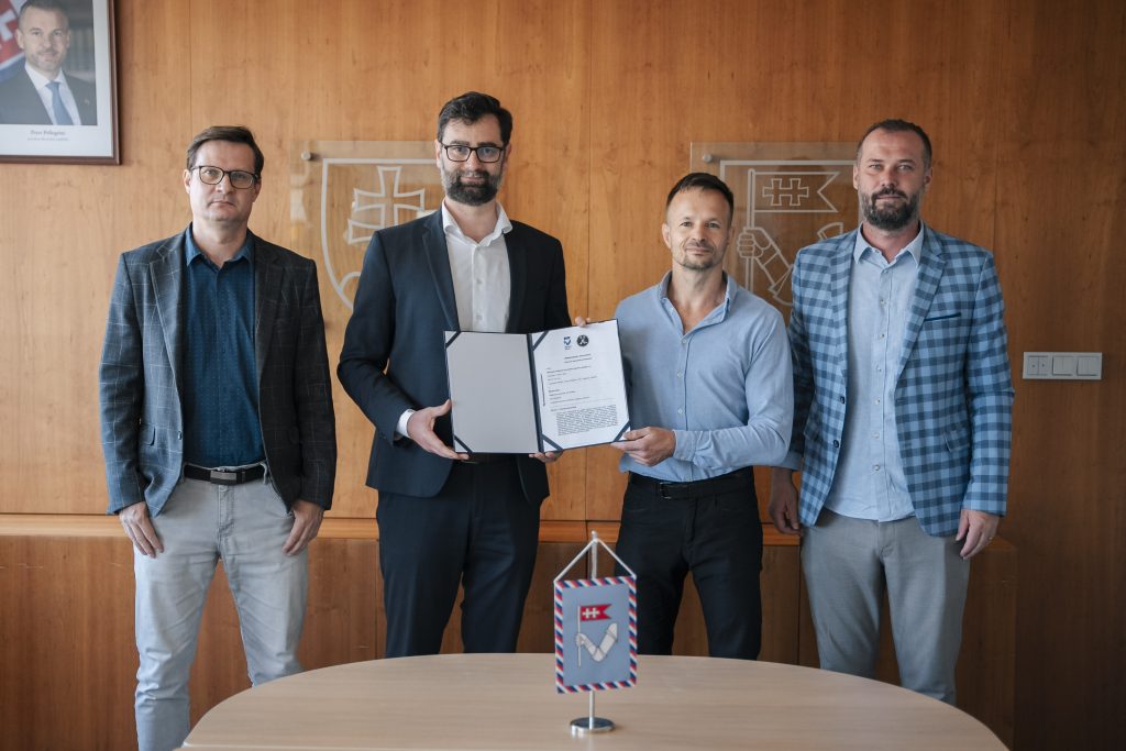 viceprimátor a primátor Nitry stoja s mestským poslancom a zástupcom športovej inštitúcie a v rulách držia práve podpísané memorandum