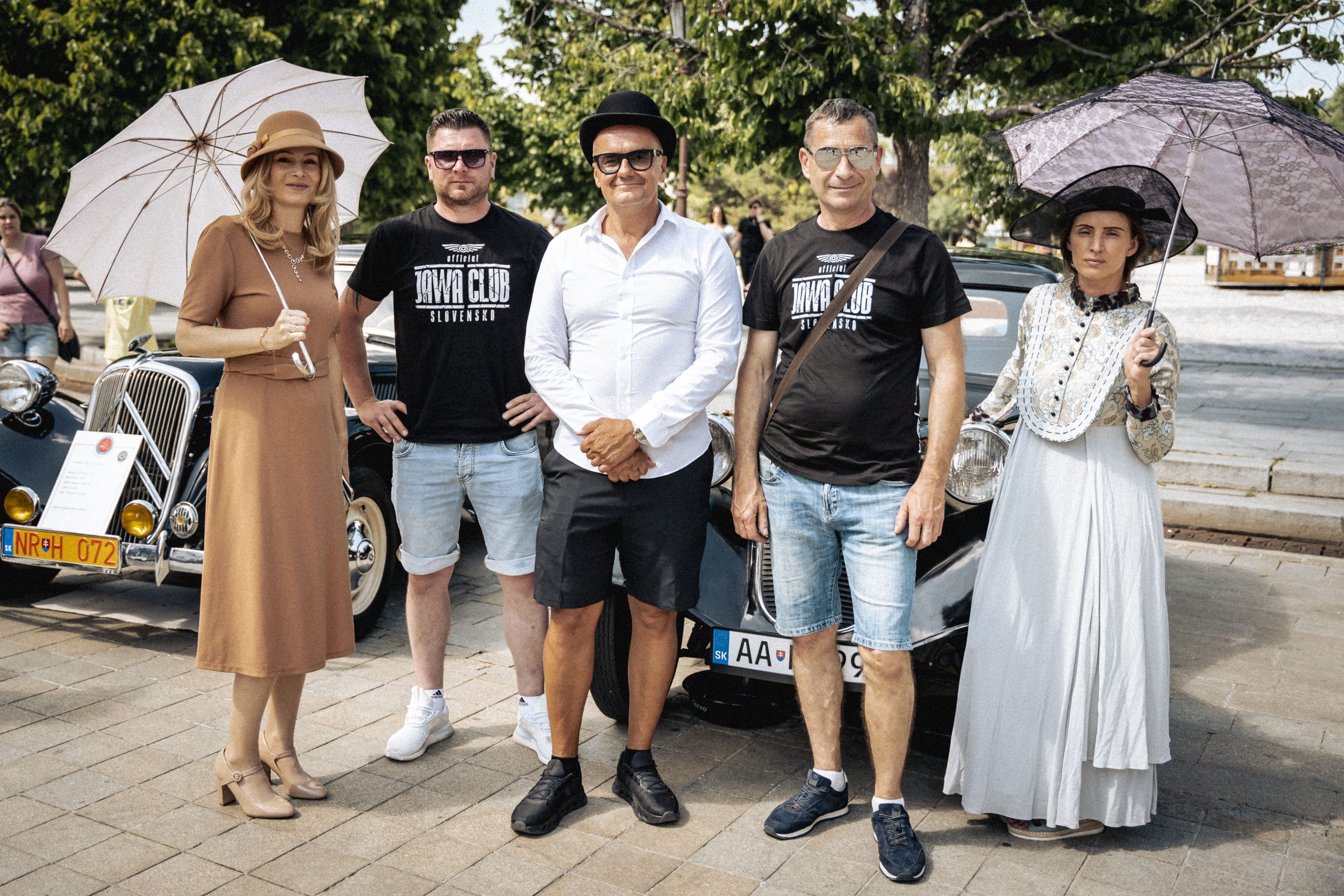 dve ženy v dobovom oblečení a traja muži