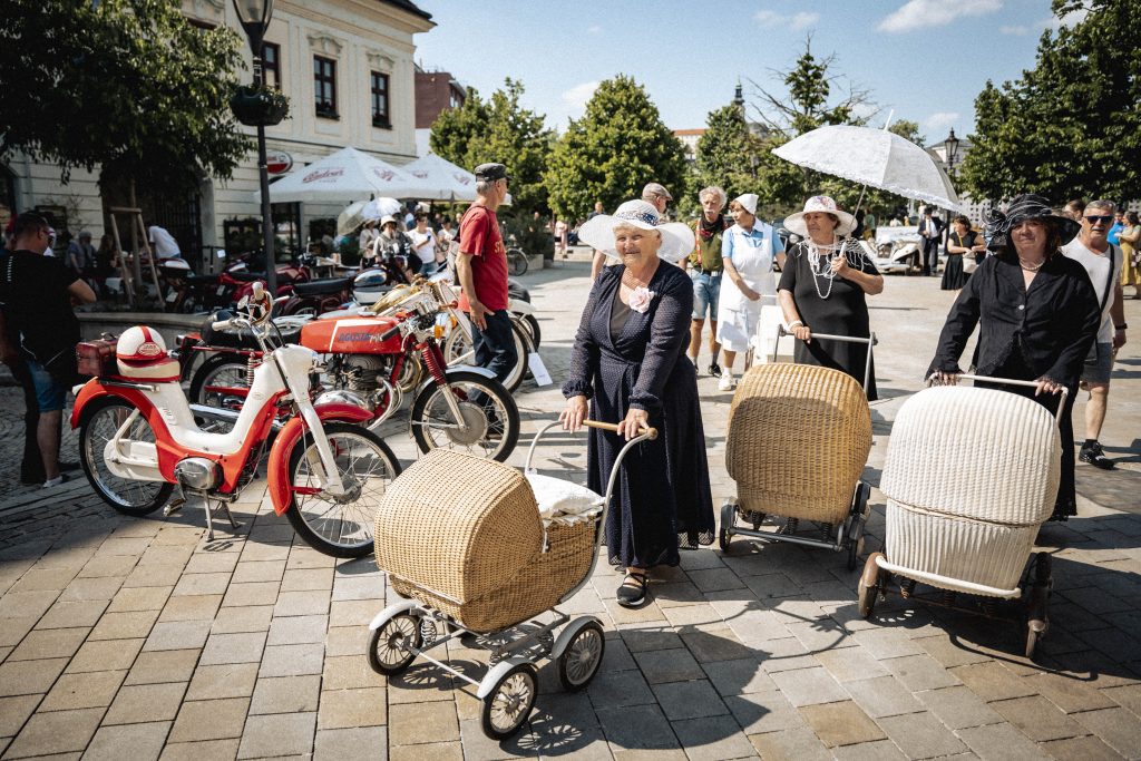 ženy v dobovo oblečení s kočiarmi