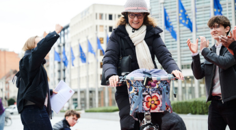 žena na bicykli