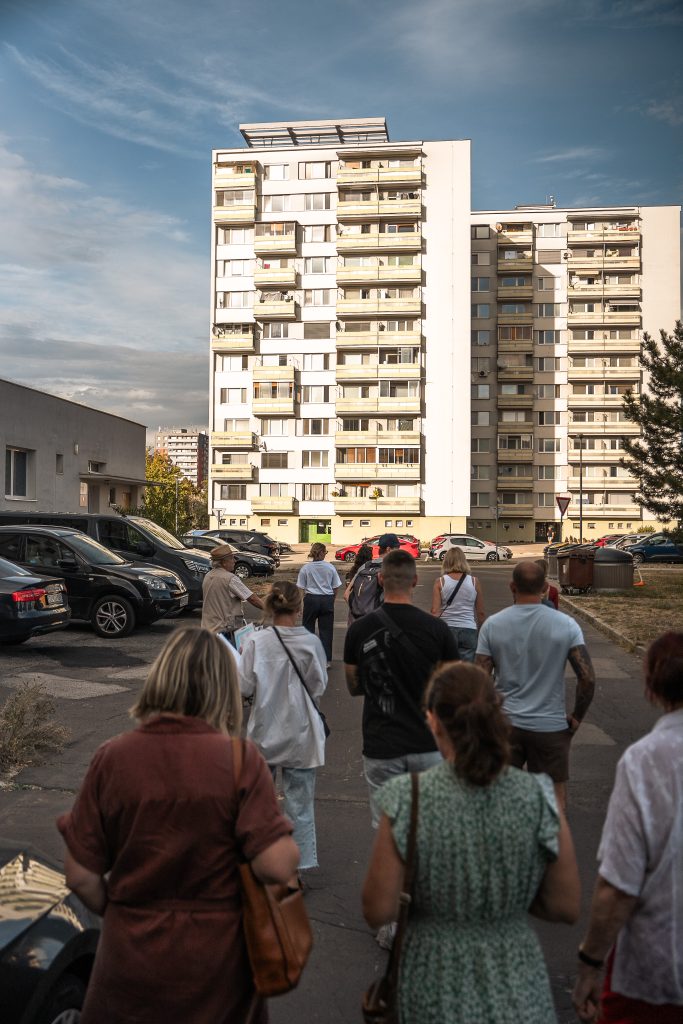 vnútroblok tribečská ľudia na prechádzke pomedzi baráky