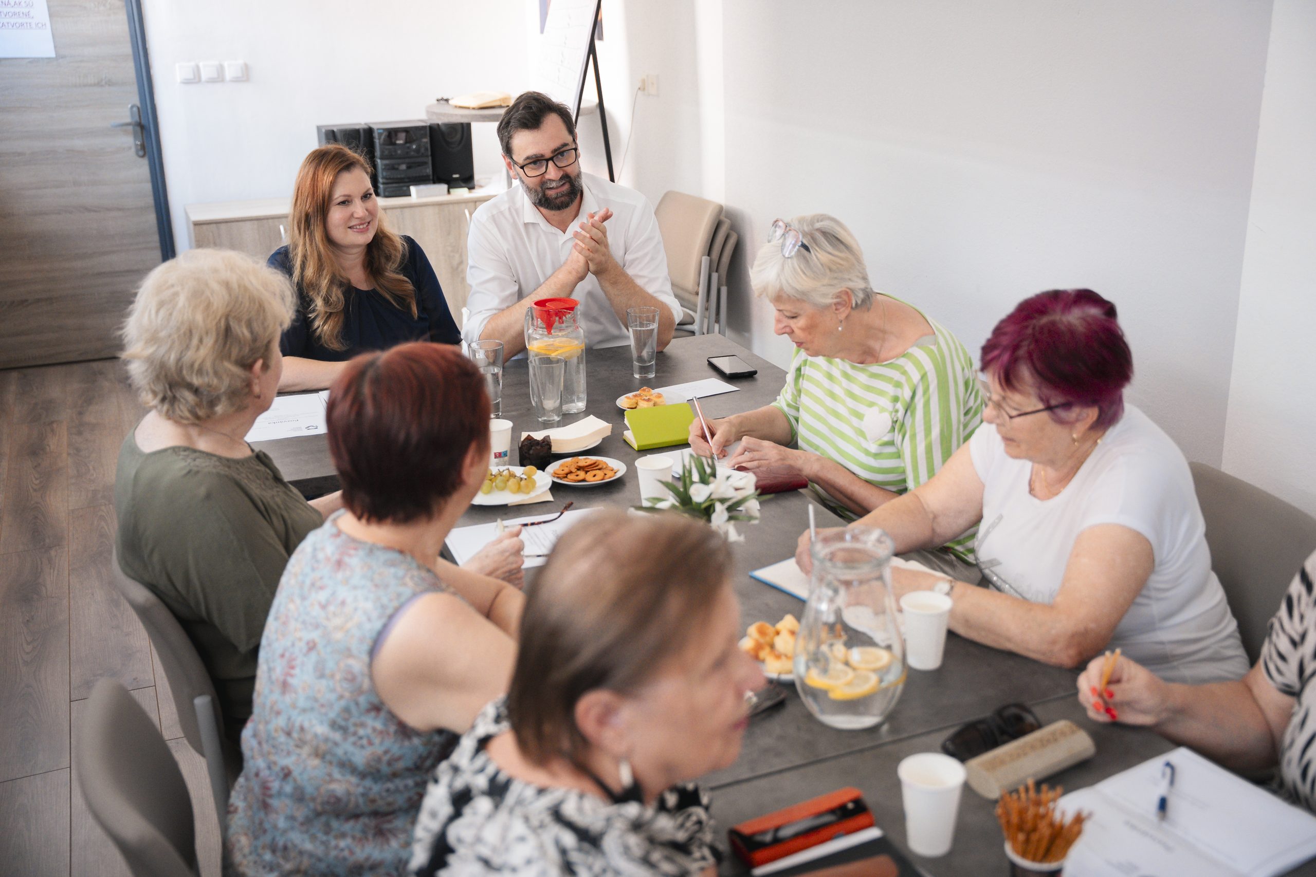 seniori a primátor sedia a diskutujú