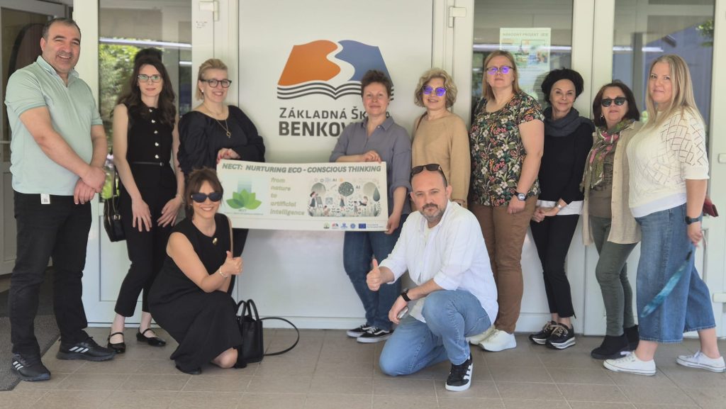 Spoločná fotografia účastníkov medzinárodného projektu NECT pred ZŠ Benkova v Nitre.